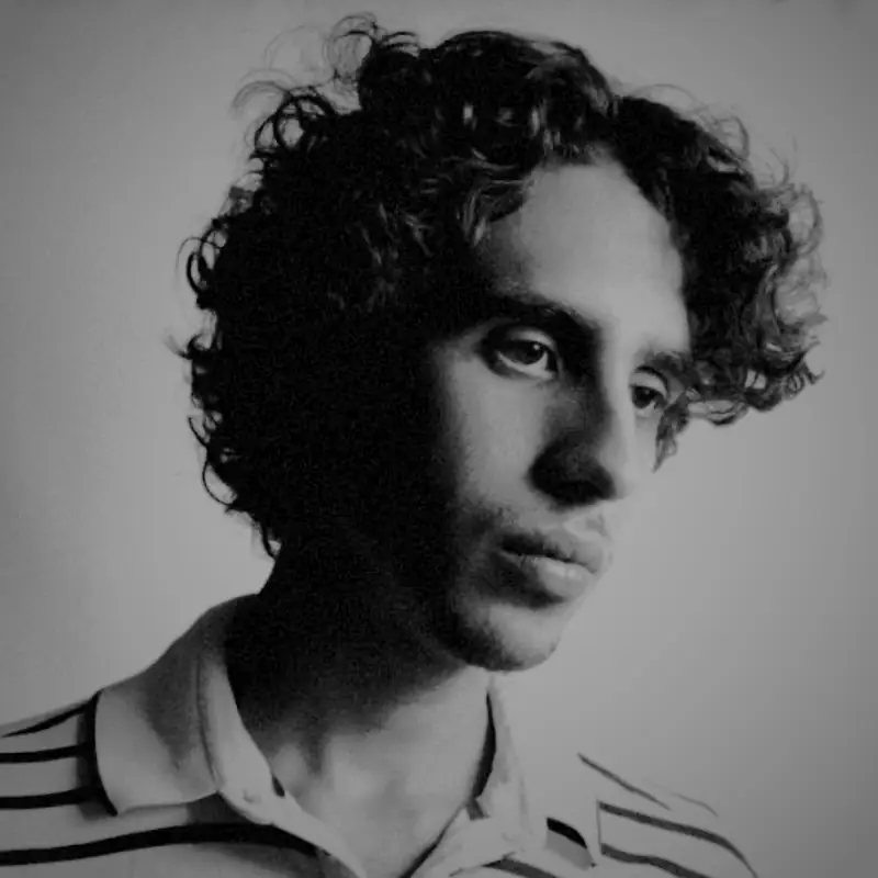 René — Cara do Vídeo